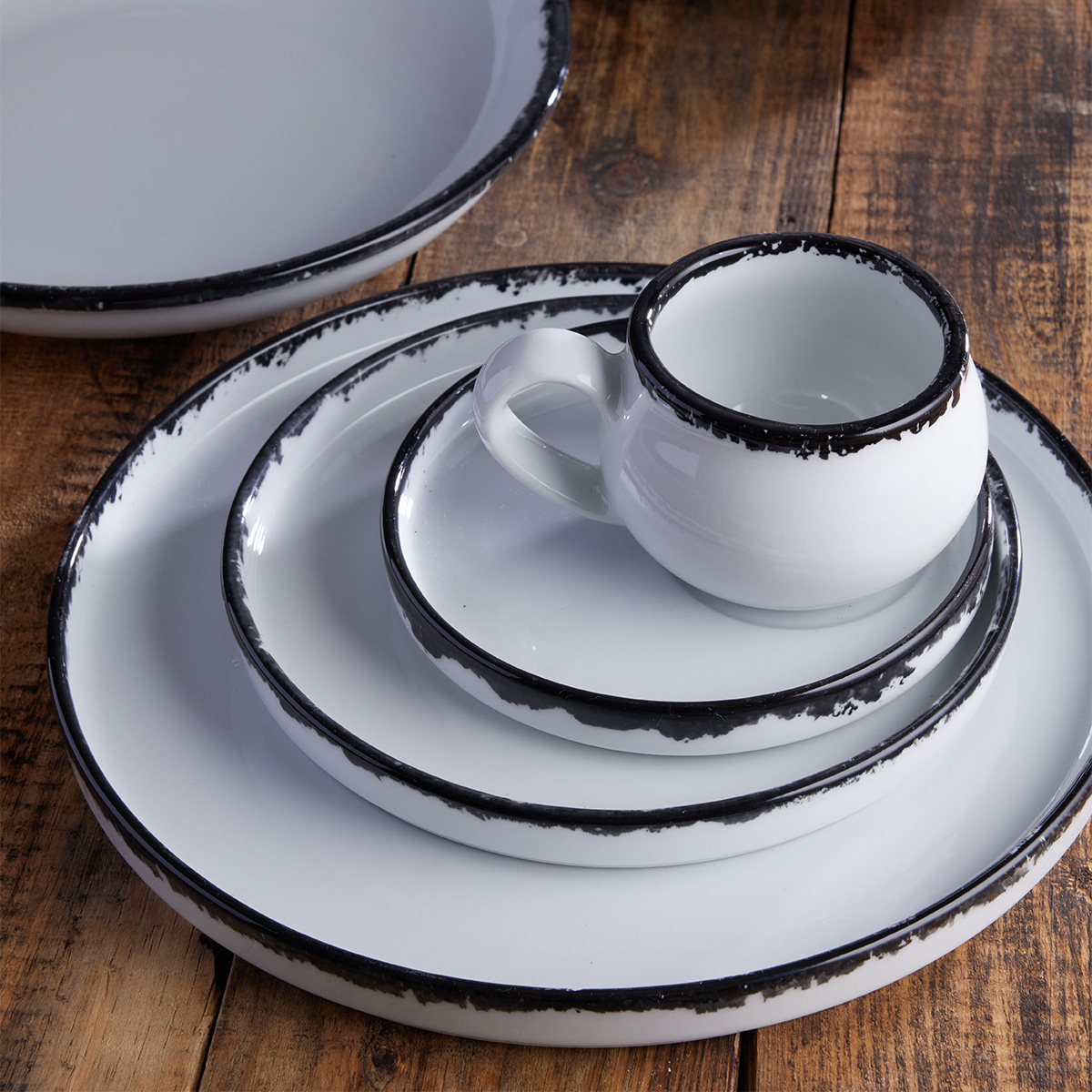 Plato pando Rustic Ink 28.1cm. Sofisticación y maestría artesana